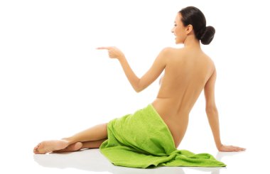 Sola doğru işaret havlu sarılı kadın