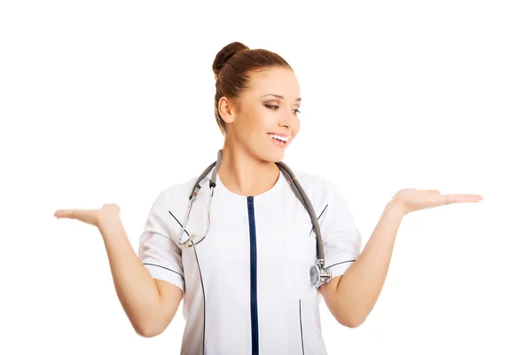Medico femminile che presenta copyspace in entrambe le mani — Foto Stock