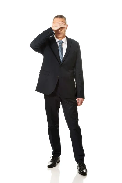 Volledige lengte benadrukt zakenman die betrekking hebben op zijn gezicht — Stockfoto