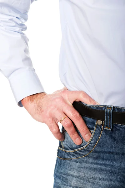 På nära håll man klädd i jeans med handen på höften — Stockfoto