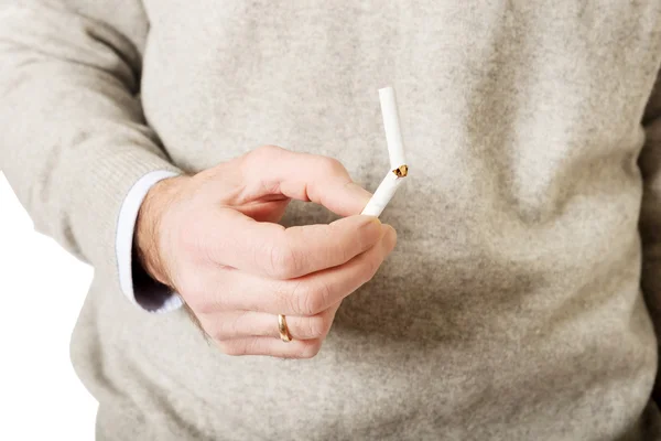 Primer plano en la mano masculina con el cigarrillo roto — Foto de Stock