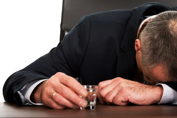 Καταπονημένος άνθρωπος στο γραφείο μετά το αλκοόλ — Φωτογραφία Αρχείου