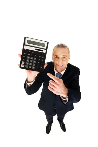 Szczęśliwy biznesmen wskazując na kalkulator — Zdjęcie stockowe