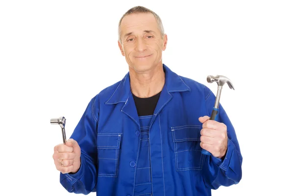 Lavoratore mostrando la sua chiave inglese e martello — Foto Stock