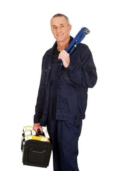 도구 가방 및 렌치 웃는 성숙한 노동자 — 스톡 사진
