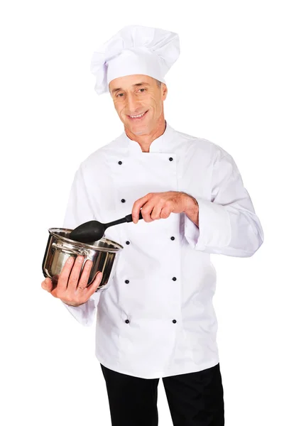 Szef kuchni w białym mundurze mieszania jego zupa — Zdjęcie stockowe