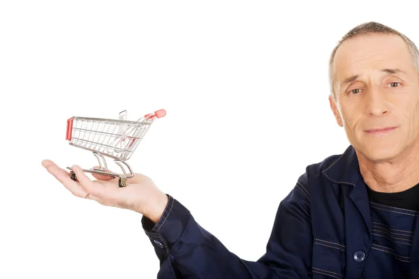 Retrato de mecânico sorridente com cesta de compras — Fotografia de Stock