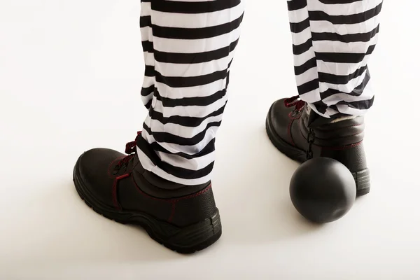 Jambes de prisonnier avec boule à chaîne — Photo