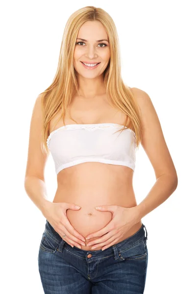Happy těhotná žena při pohledu na fotoaparát — Stock fotografie