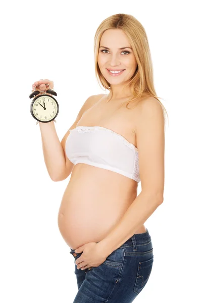 Mulher grávida com um despertador — Fotografia de Stock