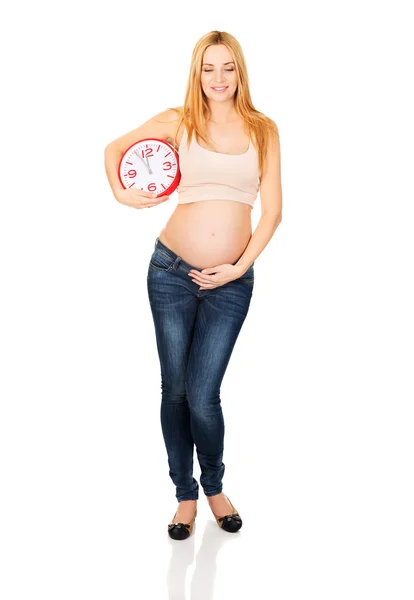 Kobieta w ciąży z dużym zegarem — Zdjęcie stockowe