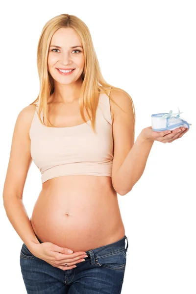 Mulher grávida com pequenos sapatos azuis — Fotografia de Stock