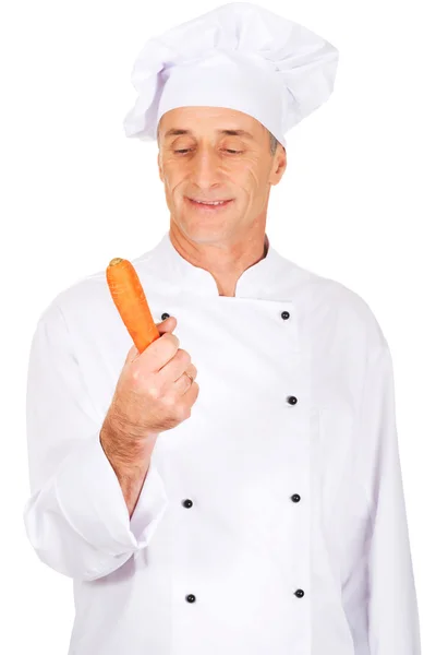 Αρσενικό σεφ με καρότο — Φωτογραφία Αρχείου