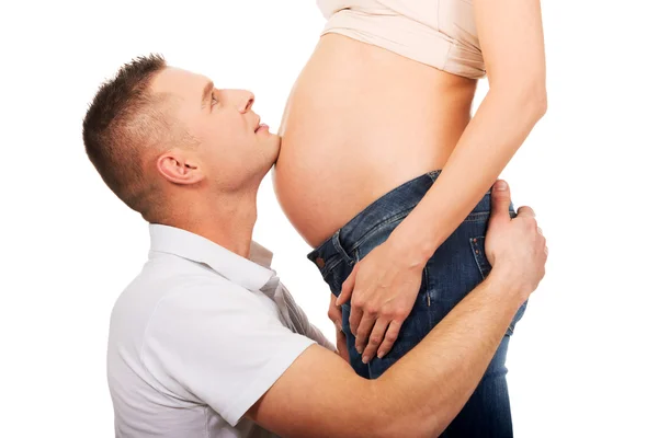 Pai abraçando mães barriga grávida — Fotografia de Stock