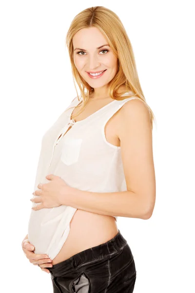 Heureuse femme enceinte regardant la caméra — Photo