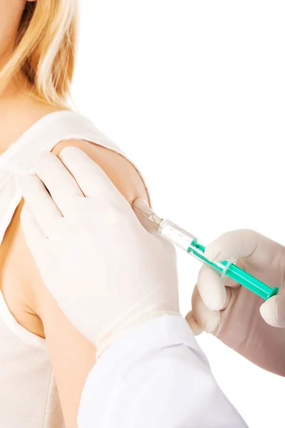 Pregnant woman getting vaccine — Stock Photo, Image