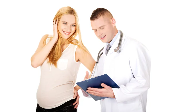 Беременная женщина разговаривает со своим врачом — стоковое фото