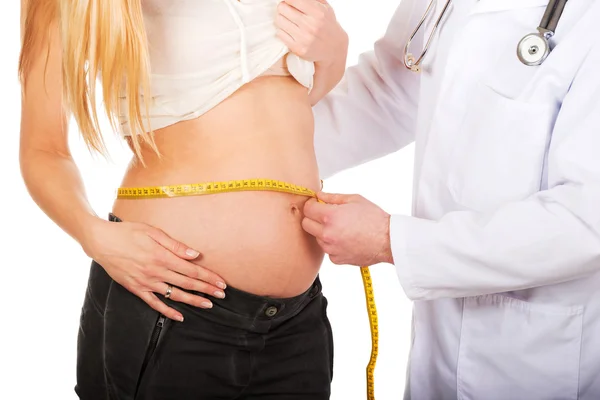Läkare mäter gravida kvinnor mage — Stockfoto
