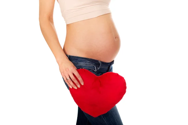 Mujer embarazada con almohada para el corazón — Foto de Stock