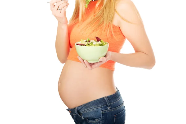 怀孕的妇女抱着一碗沙拉 — 图库照片
