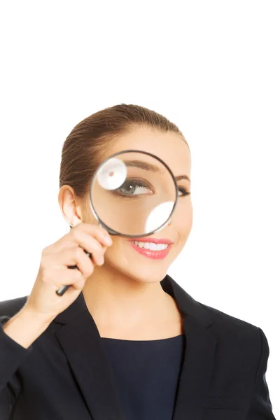 Mujer de negocios sonriente con lupa — Foto de Stock