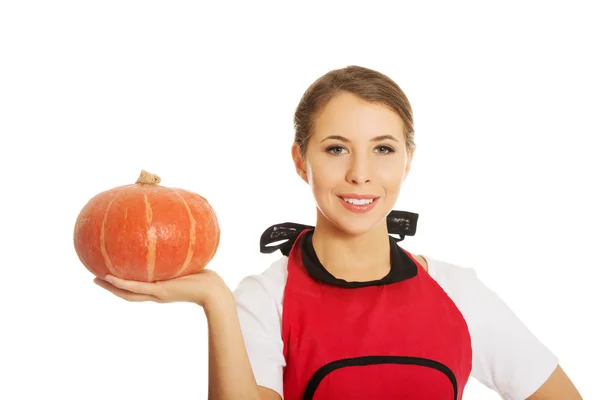 Jonge vrouw met een pompoen — Stockfoto