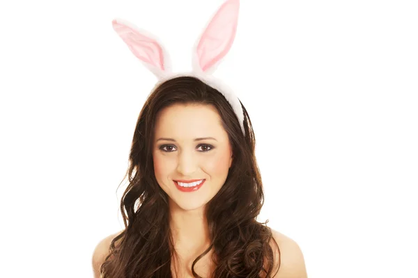 Retrato de una hermosa mujer con orejas de conejo — Foto de Stock