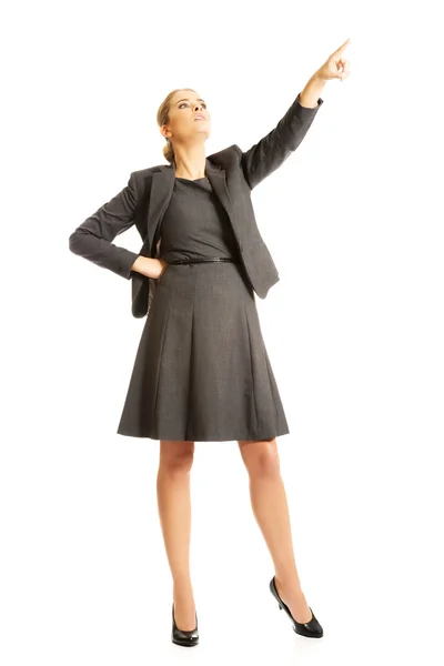 Geschäftsfrau zeigt hoch auf Copyspace — Stockfoto