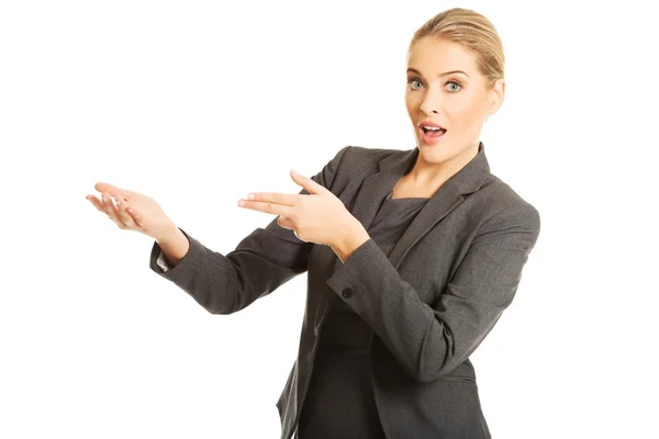 Business woman showing copy space — Stock Photo, Image