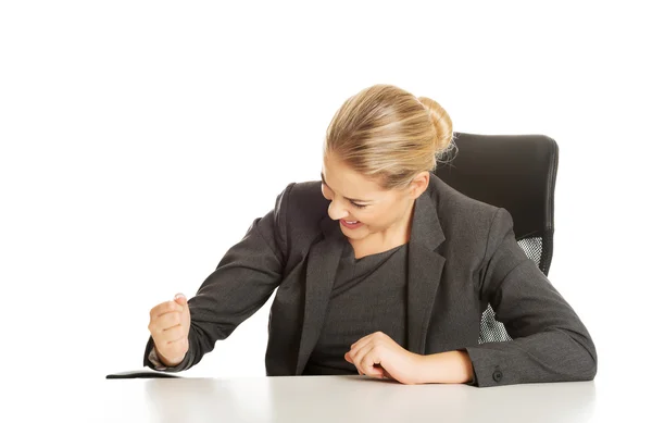 Donna d'affari arrabbiata seduta alla scrivania — Foto Stock