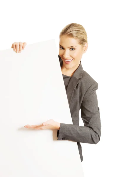 Бізнес-леді тримає порожній рекламний щит — стокове фото