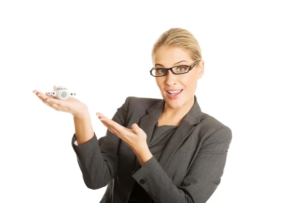 Mujer de negocios con juguete plano en la mano — Foto de Stock