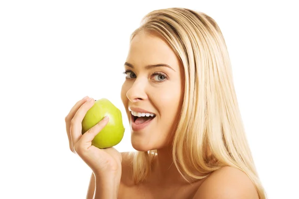 Sorrindo mulher nua comendo uma maçã — Fotografia de Stock