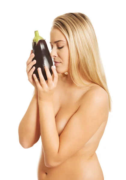 Femme nue tenant une aubergine — Photo