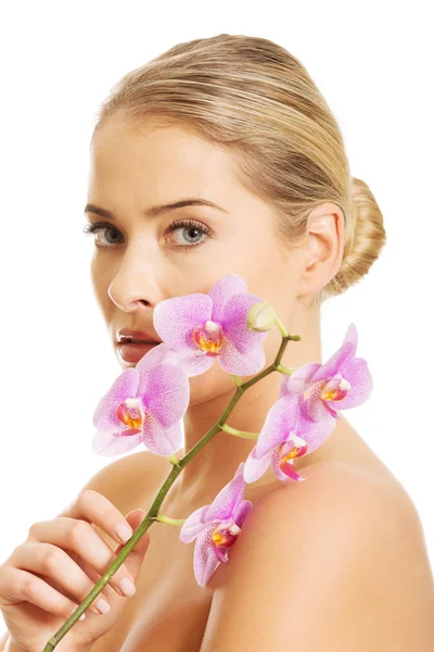 Portret van naakt vrouw met paars orchid — Stockfoto