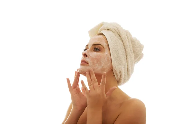 Mujer aplicando una crema en su cara —  Fotos de Stock