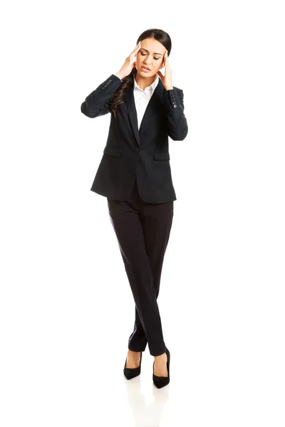 Full längd affärskvinna med enorm huvudvärk — Stockfoto