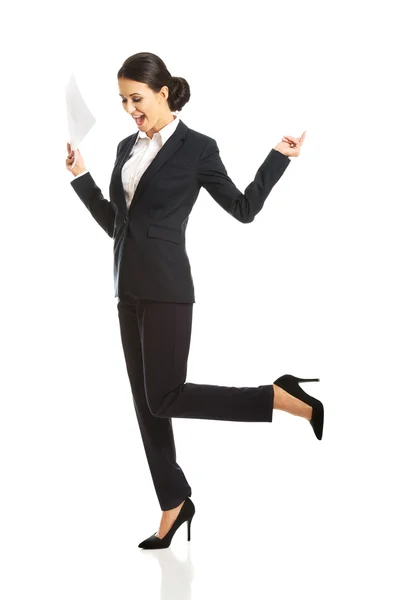 Щаслива бізнес-леді з паперовими нотатками — стокове фото
