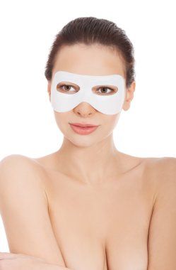 Beyaz yüz maskesi ile çıplak kadın portresi