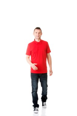 İleriye doğru yürüyen bir adam önden görünümü