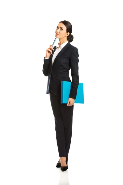 Вдумчивая деловая женщина, держащая ручку — стоковое фото