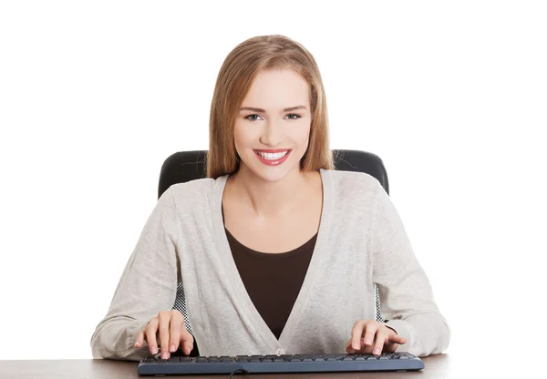 Mulher feliz digitando em um teclado pc — Fotografia de Stock