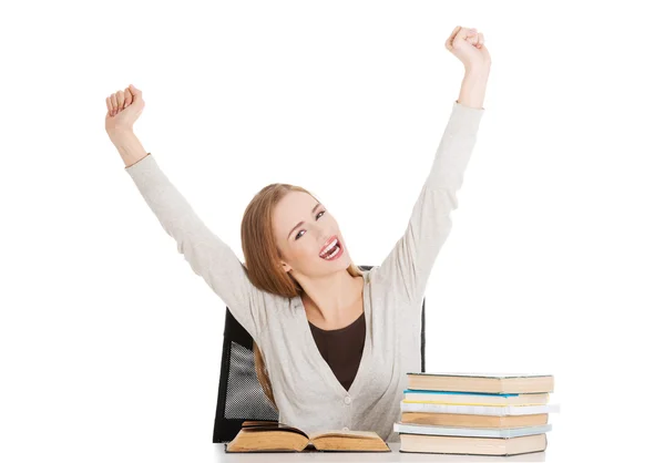 Lycklig kvinna slutade förbereder för examen — Stockfoto