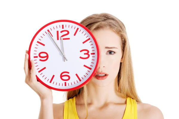 Retrato de una mujer sosteniendo un reloj grande —  Fotos de Stock