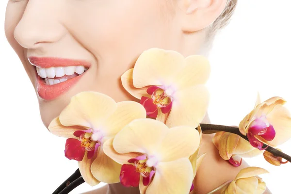 Mezzo ritratto di donna nuda con un fiore di orchidea — Foto Stock
