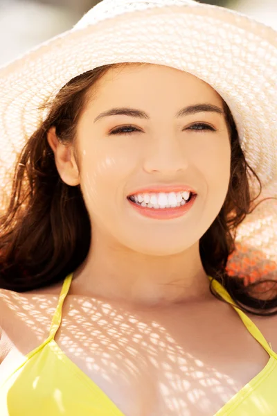 Retrato de uma mulher usando chapéu de banho de sol — Fotografia de Stock