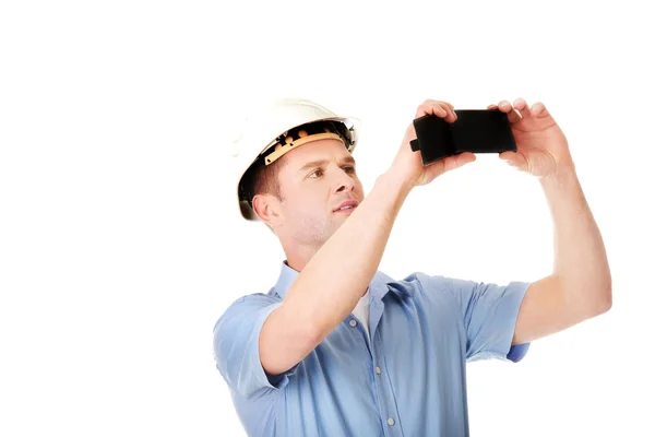 Bonito homem tirando fotos por seu telefone celular — Fotografia de Stock