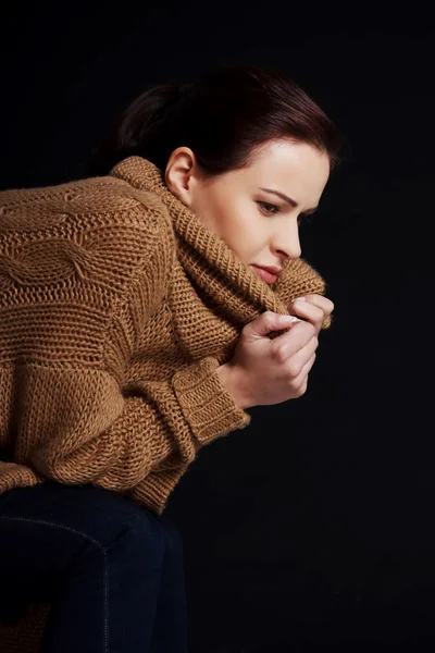 Ritratto di donna avvolta in una sciarpa calda — Foto Stock