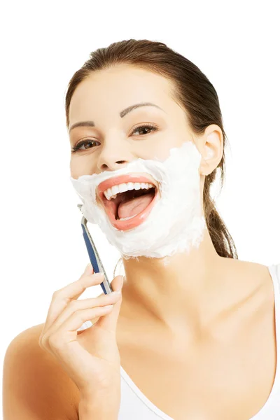 Retrato de mujer feliz afeitándose la barba — Foto de Stock