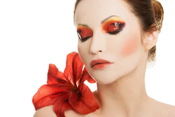 Retrato de mujer joven con flor de lirio rojo —  Fotos de Stock